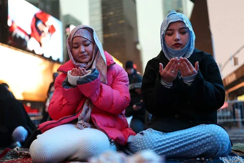 Umat Muslim berkumpul di Times Square untuk melaksanakan shalat Tarawih di Kota New York, Amerila Serikat. Jumat (20/02/2026) waktu setempat.