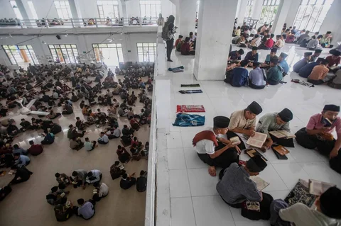 Sejumlah santri membaca Al Quran di Pondok Pesantren Ar-Raudlatul Hasanah, Kota Medan, Sumatera Utara, Sabtu (21/2/2026).