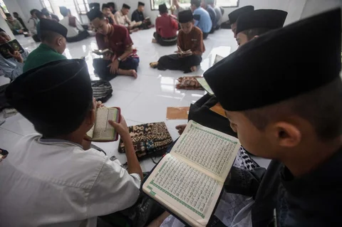 Sejumlah santri membaca Al Quran di Pondok Pesantren Ar-Raudlatul Hasanah, Kota Medan, Sumatera Utara, Sabtu (21/2/2026).