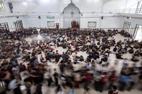 Sejumlah santri membaca Al Quran di Pondok Pesantren Ar-Raudlatul Hasanah, Kota Medan, Sumatera Utara, Sabtu (21/2/2026).