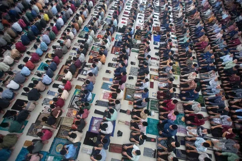 Sejumlah santri melakukan shalat berjamaah usai  membaca Al Quran di Pondok Pesantren Ar-Raudlatul Hasanah, Kota Medan, Sumatera Utara, Sabtu (21/2/2026).