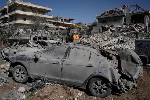Orang-orang berkumpul di dekat sebuah bangunan yang hancur akibat serangan Israel di desa Bednayel di Lebanon timur, Sabtu, (21/02/2026).