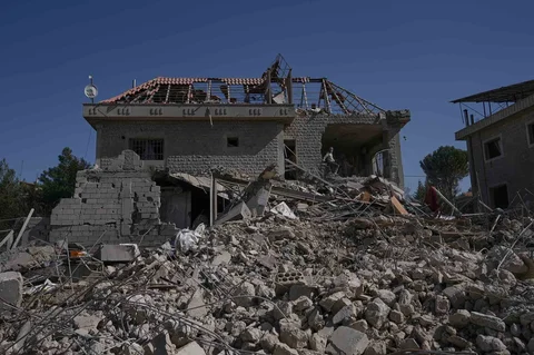 Warga mengumpulkan sisa-sisa barang milik mereka dari sebuah bangunan yang hancur akibat serangan Israel di desa Bednayel di Lebanon timur, Sabtu, (21/02/2026).