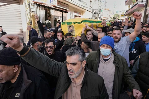 Para pelayat membawa peti mati pejuang Hizbullah yang tewas dalam serangan Israel selama prosesi pemakaman mereka di desa Nabi Sheet di Lebanon timur, Sabtu, (21/02/2026).