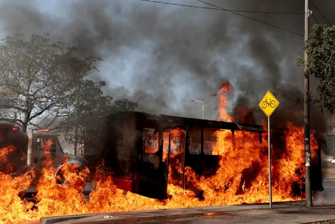 Bus yang dibakar oleh kelompok kejahatan terorganisir sebagai bentuk perlawanan terhadap operasi penangkapan pemimpin Kartel Generasi Baru Jalisco, Nemesio Oseguera di Zapopan, Jalisco, Meksiko, Minggu (22/02/2026).