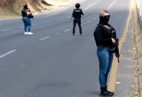 Petugas dari Kantor Kejaksaan Negara Bagian Jalisco berjaga di sepanjang Periferico di Tlaquepaque, Negara Bagian Jalisco, Meksiko, Minggu (22/02/2026).