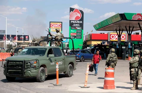 Personel Angkatan Darat Meksiko berjaga di sebuah SPBU dekat Bandara Internasional Guadalajara di Tlaquepaque, Negara Bagian Jalisco, Minggu (22/02/2026).