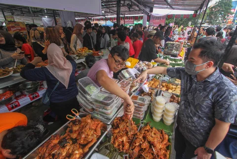 Pedagang melayani pembeli di Pasar Takjil Ramadhan Bendungan Hilir (Benhil), Jakarta, Senin (23/2/2026).