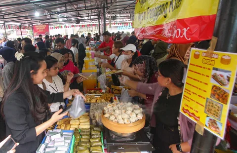 Pedagang melayani pembeli di Pasar Takjil Ramadhan Bendungan Hilir (Benhil), Jakarta, Senin (23/2/2026).