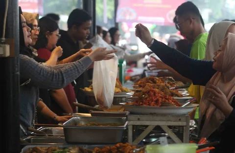 Pedagang melayani pembeli di Pasar Takjil Ramadhan Bendungan Hilir (Benhil), Jakarta, Senin (23/2/2026).
