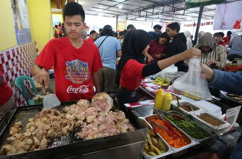 Pedagang melayani pembeli di Pasar Takjil Ramadhan Bendungan Hilir (Benhil), Jakarta, Senin (23/2/2026).