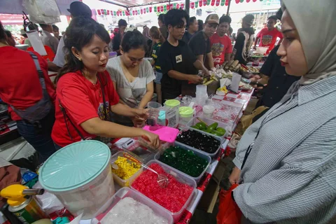 Pedagang melayani pembeli di Pasar Takjil Ramadhan Bendungan Hilir (Benhil), Jakarta, Senin (23/2/2026).