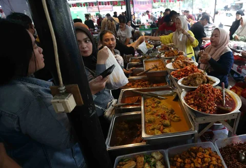 Pedagang melayani pembeli di Pasar Takjil Ramadhan Bendungan Hilir (Benhil), Jakarta, Senin (23/2/2026).