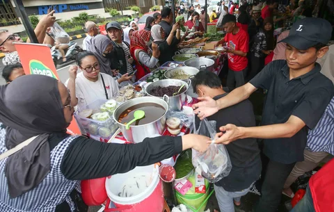 Pedagang melayani pembeli di Pasar Takjil Ramadhan Bendungan Hilir (Benhil), Jakarta, Senin (23/2/2026).