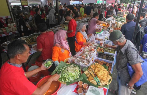 Pedagang melayani pembeli di Pasar Takjil Ramadhan Bendungan Hilir (Benhil), Jakarta, Senin (23/2/2026).