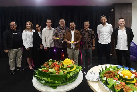 Corporate Secretary SCMA, Gilang Iskandar (kelima dari kiri) bersama CEO Kapanlagi Universi (KLY) Danny Purnomo (paling kanan), Direktur Konten KLY Wenseslaus Manggut  (keempat dari kanan), Pemred Merdeka.com Darojatun (paling kiri) ,Pemred Liputan6.com  Titis Widyatmoko (kedua kanan), Head of Multimedia KLY Muhammad Hasits (keempat kanan) dan mantan Pemred Merdeka.com Sapto Anggoro  saat ulang tahun ke 14 Merdeka.com di Gedung KLY, Jakarta, Senin (23/02/2026).