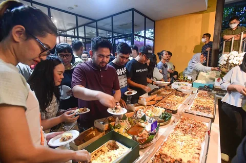 Awak redaksi saat buka puasa bersama dan perayaan ulang tahun ke 14 Merdeka.com di Gedung KLY, Jakarta, Senin (23/02/2026).