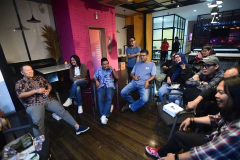Mantan Pemred Merdeka.com Sapto Anggoro (kiri0 bersama mantan Pemred Merdeka.com  Didik Supriyanto (ketiga kiri) berbincang bersama saat ulang tahun ke 14 Merdeka.com di Gedung KLY, Jakarta, Senin (23/02/2026).