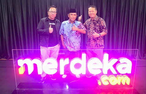 (dari kiri) Pemred Merdeka.com Darojatun,  Mantan Pemred Merdeka.com Sapto Anggoro dan mantan Pemred Merdeka.com  Didik Supriyanto saat ulang tahun ke 14 Merdeka.com di Gedung KLY, Jakarta, Senin (23/02/2026).