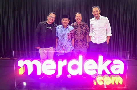 (dari kiri) Pemred Merdeka.com Darojatun,  Mantan Pemred Merdeka.com Sapto Anggoro, mantan Pemred Merdeka.com Didik Supriyanto dan Pemred Liputan6.com  Titis Widyatmoko saat ulang tahun ke 14 Merdeka.com di Gedung KLY, Jakarta, Senin (23/02/2026).