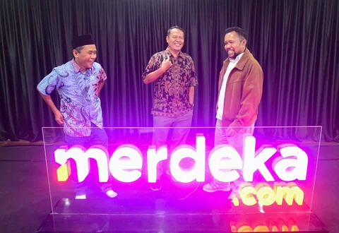 (dari kiri) Mantan Pemred Merdeka.com  Didik Supriyanto,  Mantan Pemred Merdeka.com Sapto Anggoro dan ) dan Direktur Konten KLY Wenseslaus Manggut saat ulang tahun ke 14 Merdeka.com di Gedung KLY, Jakarta, Senin (23/02/2026