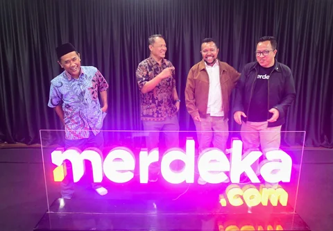 (dari kiri) Mantan Pemred Merdeka.com  Didik Supriyanto,  Mantan Pemred Merdeka.com Sapto Anggoro dan ), Direktur Konten KLY Wenseslaus Manggut dan Pemred Merdeka.com Darojatun saat ulang tahun ke 14 Merdeka.com di Gedung KLY, Jakarta, Senin (23/02/2026).