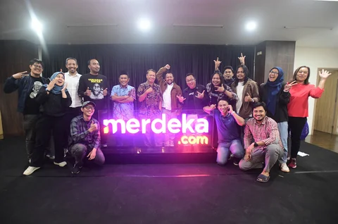 Mantan Pemred Merdeka.com  Didik Supriyanto,  Mantan Pemred Merdeka.com Sapto Anggoro dan ), Direktur Konten KLY Wenseslaus Manggut ,  Pemred Merdeka.com Darojatun,  Pemred Liputan6.com  Titis Widyatmoko dan awak redaksi  saat ulang tahun ke 14 Merdeka.com di Gedung KLY, Jakarta, Senin (23/02/2026).