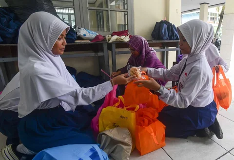 Siswa memilah makanan  program Makan Bergizi Gratis (MBG) Ramadan yang akan didistribusikan kepada temen-temannya di SDI Al Hidayah, Cinere, Depok, Selasa (24/02/2026).