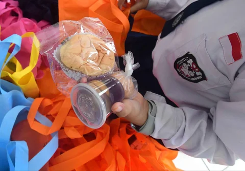 Siswa memilah makanan  program Makan Bergizi Gratis (MBG) Ramadan yang akan didistribusikan kepada temen-temannya di SDI Al Hidayah, Cinere, Depok, Selasa (24/02/2026).