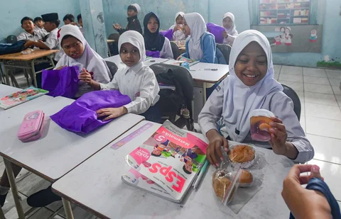 Murid kelas V menerima makanan  program Makan Bergizi Gratis (MBG) Ramadan di SDI Al Hidayah, Cinere, Depok, Selasa (24/02/2026).