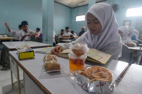 Murid kelas V menerima makanan  program Makan Bergizi Gratis (MBG) Ramadan di SDI Al Hidayah, Cinere, Depok, Selasa (24/02/2026).