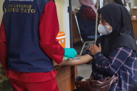 Petugas menghapus tato pada tubuh peserta  di Masjid Sunda Kelapa, Jakarta, Selasa (24/02/2026).