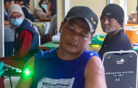 Petugas menghapus tato pada tubuh peserta menggunakan laser di Masjid Sunda Kelapa, Jakarta, Selasa (24/02/2026).