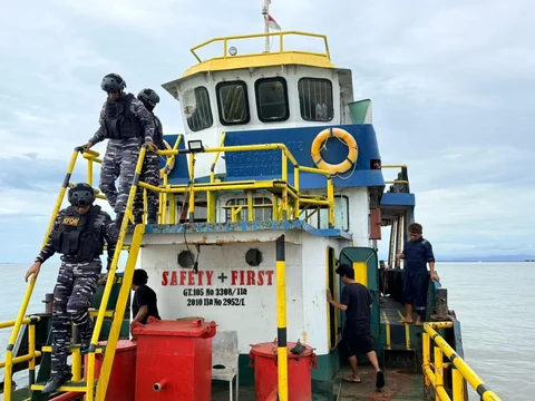 Prajurit TNI AL mengamankan kapal dan mobil tangki yang diduga terlibat dalam distribusi BBM ilegal di Perairan Makassar, Sulawesi Selatan, Minggu (22/02/2026).