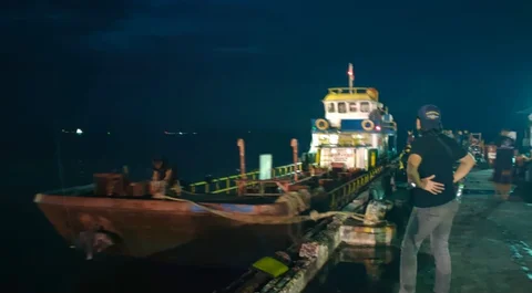 Kapal yang diduga terlibat dalam distribusi BBM ilegal di Perairan Makassar, Sulawesi Selatan, Minggu (22/02/2026).