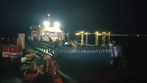 Kapal yang diduga terlibat dalam distribusi BBM ilegal di Perairan Makassar, Sulawesi Selatan, Minggu (22/02/2026).