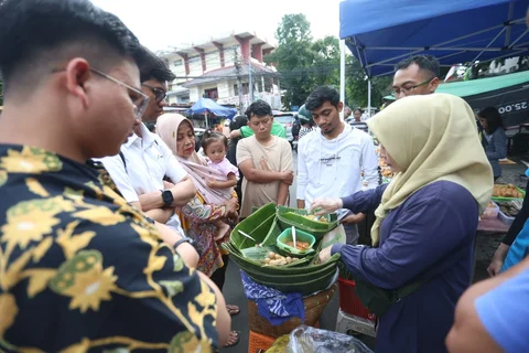 Warga memadati jalan penghubung Kalipasir Menteng dan Kwitang Jakarta Pusat di belakang Taman Ismail Marzuki untuk berburu takjil pada hari keeenam Ramadan 1447 H, Selasa (24/02/2026).