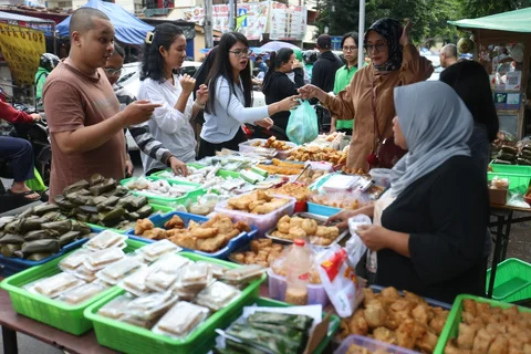 Warga memadati jalan penghubung Kalipasir Menteng dan Kwitang Jakarta Pusat di belakang Taman Ismail Marzuki untuk berburu takjil pada hari keeenam Ramadan 1447 H, Selasa (24/02/2026).