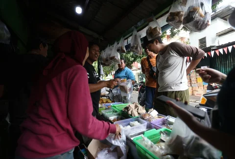 Warga memadati jalan penghubung Kalipasir Menteng dan Kwitang Jakarta Pusat di belakang Taman Ismail Marzuki untuk berburu takjil pada hari keeenam Ramadan 1447 H, Selasa (24/02/2026).