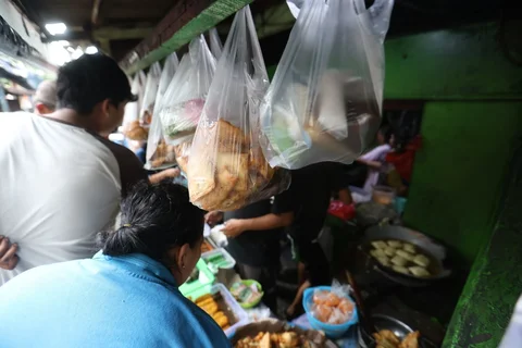Warga memadati jalan penghubung Kalipasir Menteng dan Kwitang Jakarta Pusat di belakang Taman Ismail Marzuki untuk berburu takjil pada hari keeenam Ramadan 1447 H, Selasa (24/02/2026).