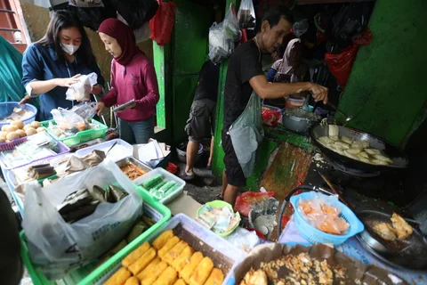Warga memadati jalan penghubung Kalipasir Menteng dan Kwitang Jakarta Pusat di belakang Taman Ismail Marzuki untuk berburu takjil pada hari keeenam Ramadan 1447 H, Selasa (24/02/2026).
