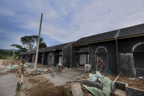 Pekerja bangunan menyelesaikan pembangunan perumahan subsidi di Kabupaten Bogor, Jawa Barat, Selasa (24/2/2026).