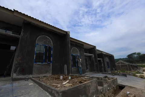 Pekerja bangunan menyelesaikan pembangunan perumahan subsidi di Kabupaten Bogor, Jawa Barat, Selasa (24/2/2026).