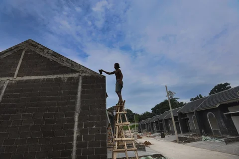 Pekerja bangunan menyelesaikan pembangunan perumahan subsidi di Kabupaten Bogor, Jawa Barat, Selasa (24/2/2026).