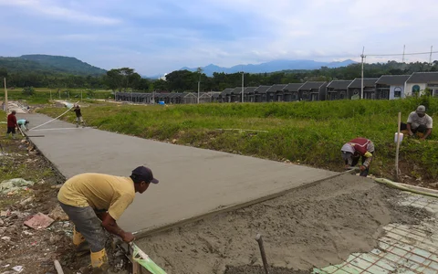 Pekerja bangunan menyelesaikan pembangunan perumahan subsidi di Kabupaten Bogor, Jawa Barat, Selasa (24/2/2026).