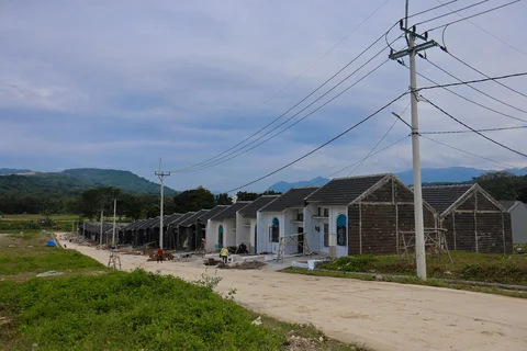 Pekerja bangunan menyelesaikan pembangunan perumahan subsidi di Kabupaten Bogor, Jawa Barat, Selasa (24/2/2026).