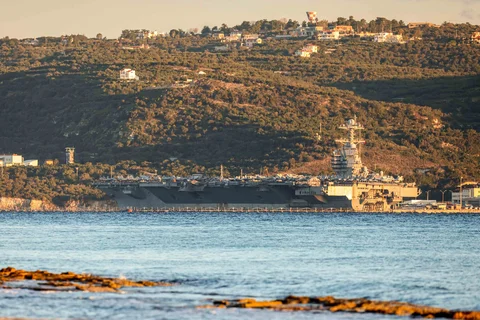Kapal induk AS USS Gerald Ford terlihat berlabuh di Teluk Souda di pulau Kreta, Yunani, Mediterania, Selasa (24/02/2026).