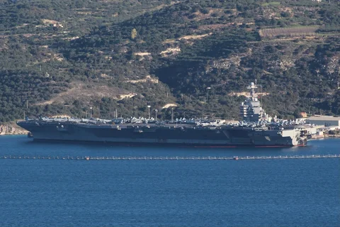 Kapal induk AS USS Gerald Ford terlihat berlabuh di Teluk Souda di pulau Kreta, Yunani, Mediterania, Selasa (24/02/2026).