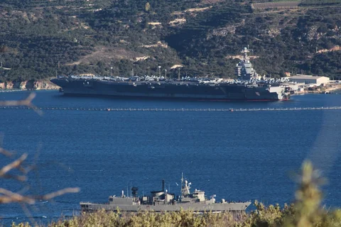 Kapal induk AS USS Gerald Ford terlihat berlabuh di Teluk Souda di pulau Kreta, Yunani, Mediterania, Selasa (24/02/2026).