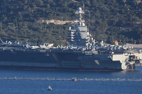 Kapal induk AS USS Gerald Ford terlihat berlabuh di Teluk Souda di pulau Kreta, Yunani, Mediterania, Selasa (24/02/2026).